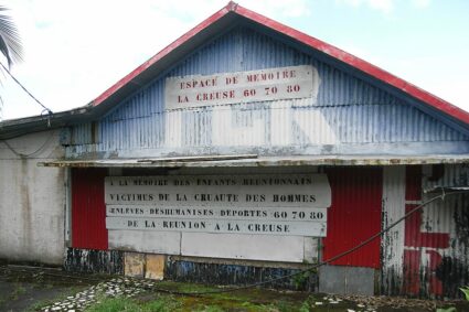 Dans les années 1960 à 1980, le BUMIDOM a retiré environ 2000 enfants à des familles réunionnaises